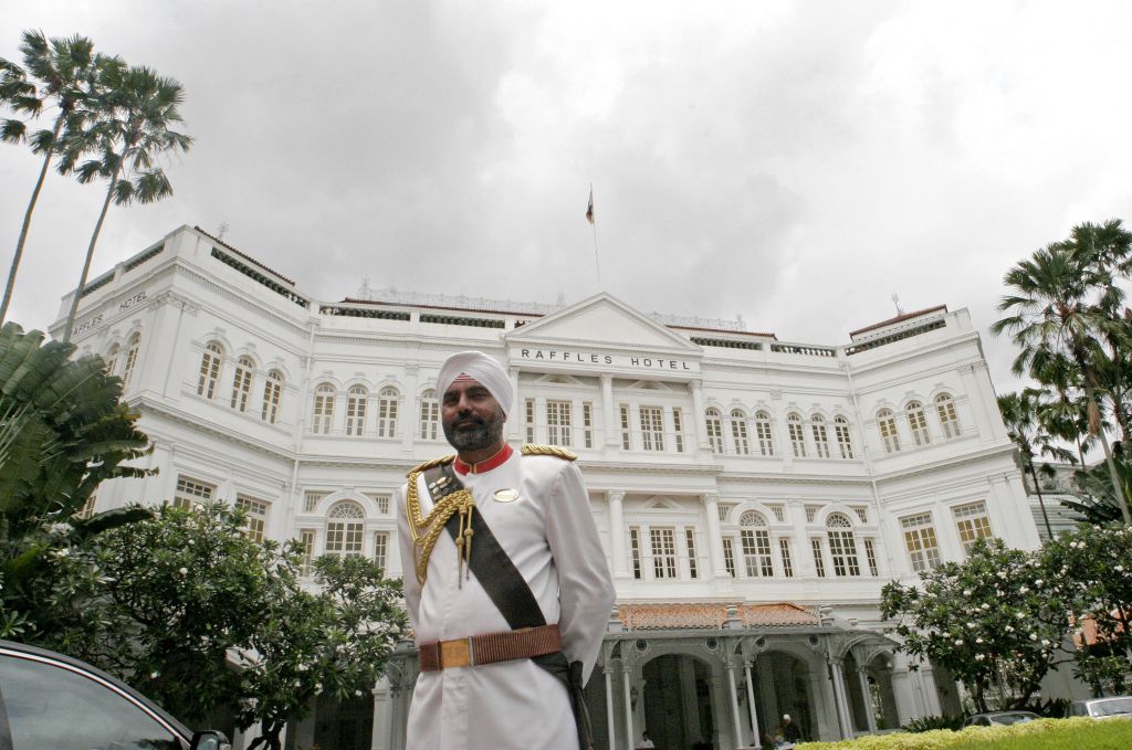 Το ιστορικό ξενοδοχείο της Σιγκαπούρης Raffles Singapore άνοιξε ξανά