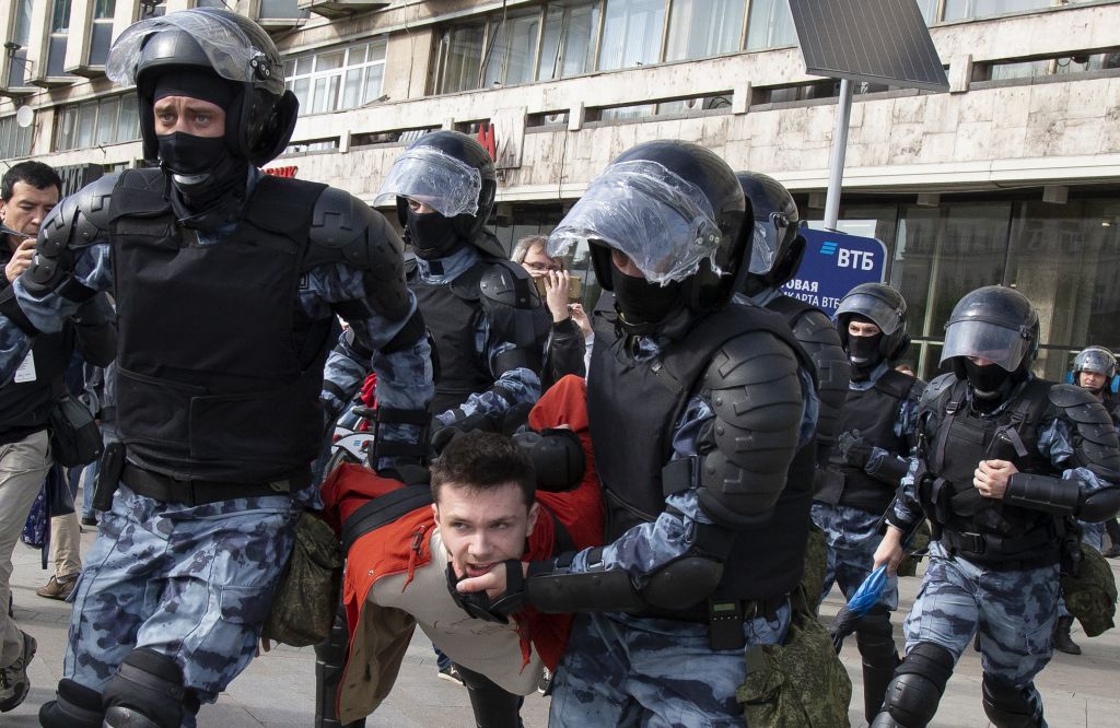 Το Παρίσι καταδικάζει τις μαζικές συλλήψεις διαδηλωτών στη Μόσχα