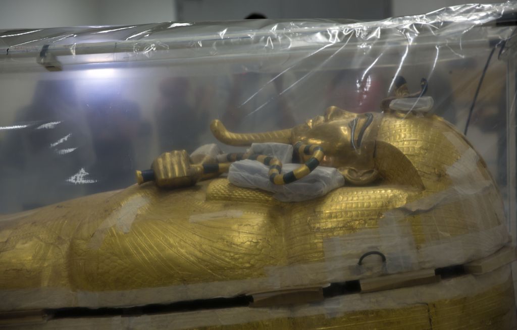 Εντυπωσιάζει η χρυσή σαρκοφάγος του Τουταγχαμών - Φωτογραφίες από την αποκατάσταση