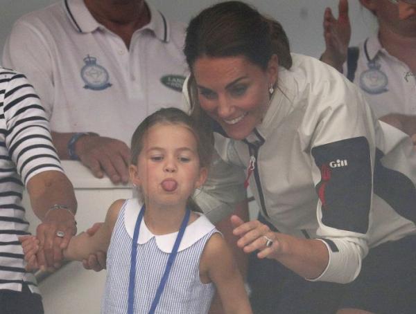 Η πριγκίπισσα Σάρλοτ βγάζει… γλώσσα στο πλήθος