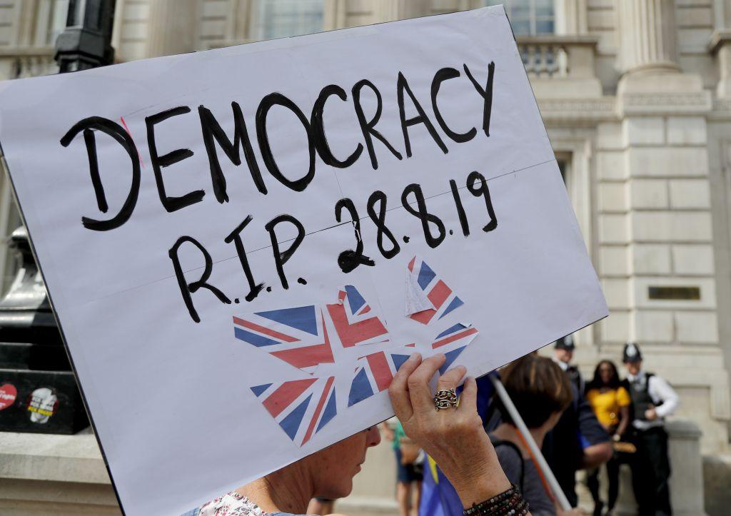 Brexit: «Σταματήστε το πραξικόπημα» – Στους δρόμους οι Βρετανοί κατά του Τζόνσον