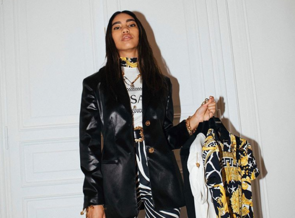 Ένα t-shirt Versace προκάλεσε «διπλωματικό επεισόδιο»