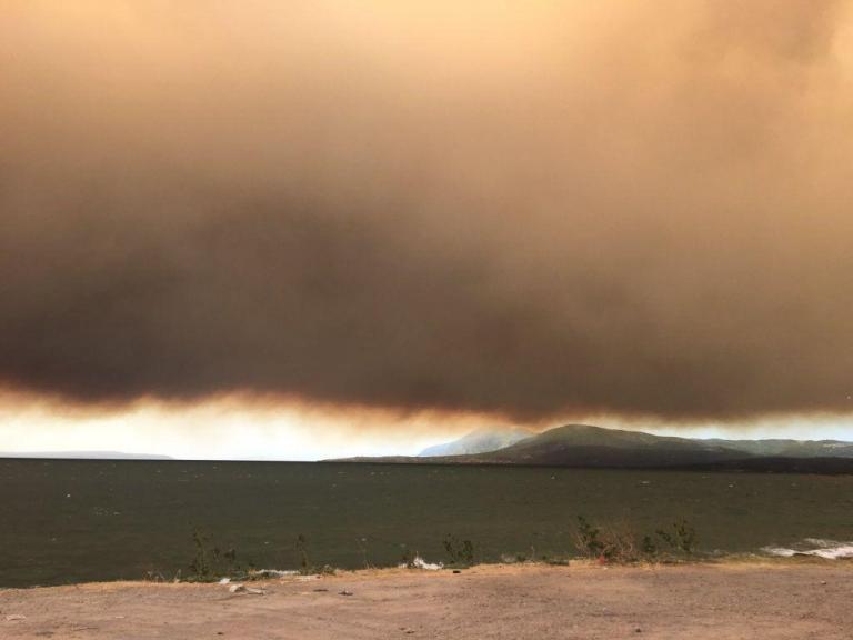 Γέμισε στάχτη η θάλασσα στη Χαλκίδα – Καπνός και αποκαΐδια παντού