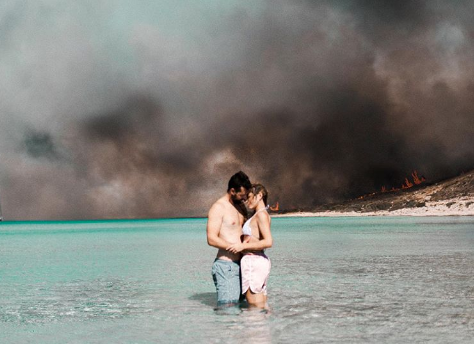 Φωτιά στην Ελαφόνησο: Η φωτογραφία που δίχασε