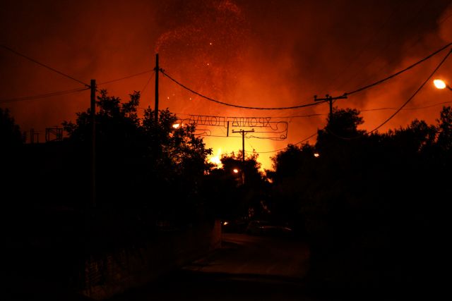 Φωτιά στην Εύβοια: Δυσπρόσιτα από χερσαία μέσα Πλατάνα και Κοκκαλά