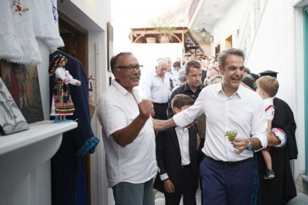 Με… μαντινάδα ευχαρίστησε ο Μητσοτάκης τους κατοίκους της Καρπάθου