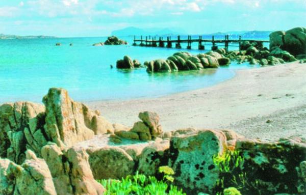 Πήραν για σουβενίρ 40 κιλά… άμμου από τη Σαρδηνία και κινδυνεύουν με φυλάκιση