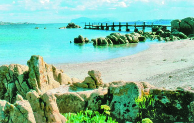 Πήραν για σουβενίρ 40 κιλά… άμμου από τη Σαρδηνία και κινδυνεύουν με φυλάκιση