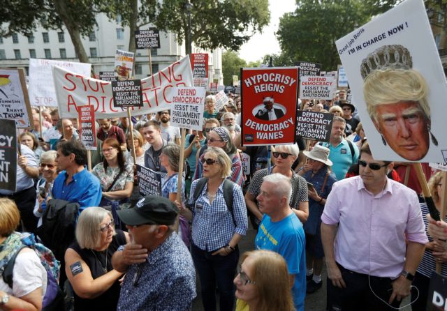 Στους δρόμους χιλιάδες Βρετανοί κατά του «πραξικοπήματος» του Τζόνσον