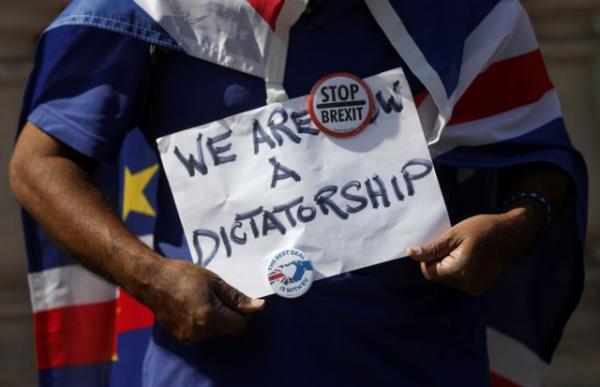 Βρετανία: Αγώνας δρόμου για να μην κλείσει η Βουλή