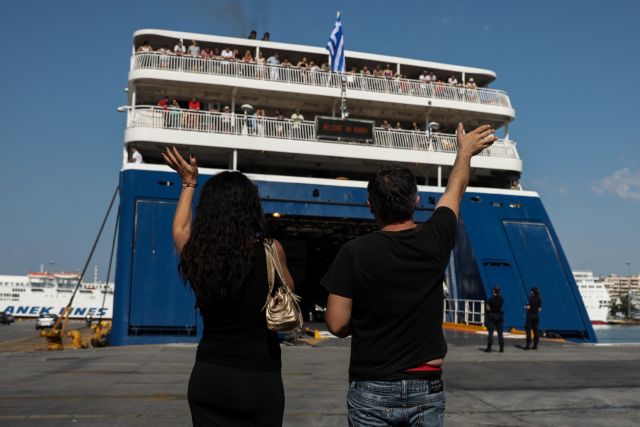 «Αναστενάζει» το λιμάνι του Πειραιά - Εγκαταλείπουν την Αθήνα οι αδειούχοι