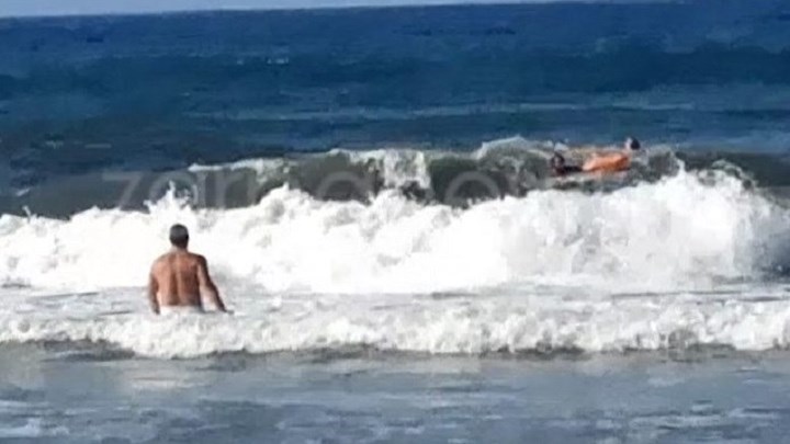 Καρέ καρέ διάσωση λουόμενου στην Κρήτη – Πελώρια κύματα τον εμπόδιζαν να βγει στην ακτή