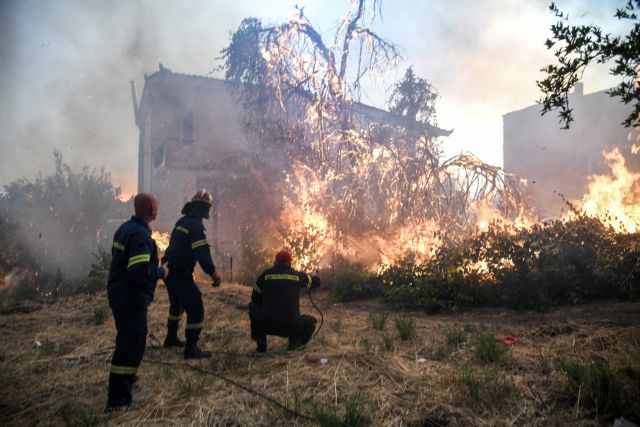 Φωτιά στην Εύβοια: 2.500 μπουκάλια νερού και χυμούς στους πυροσβέστες από το δήμο Αθηναίων