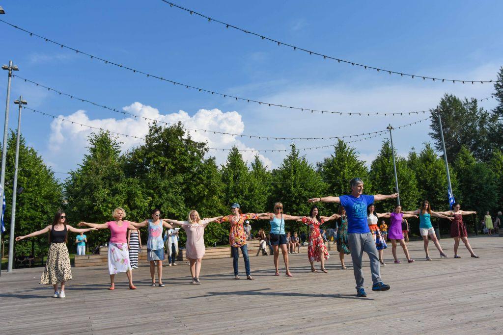 «Γεύση» Ελλάδας με μαθήματα ελληνικών χορών στο ιστορικό πάρκο Γκόρκι στη Μόσχα