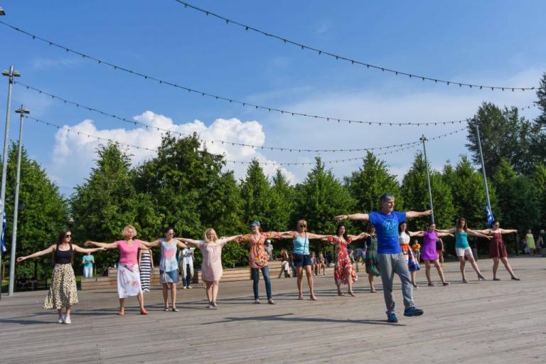 «Γεύση» Ελλάδας με μαθήματα ελληνικών χορών στο ιστορικό πάρκο Γκόρκι στη Μόσχα