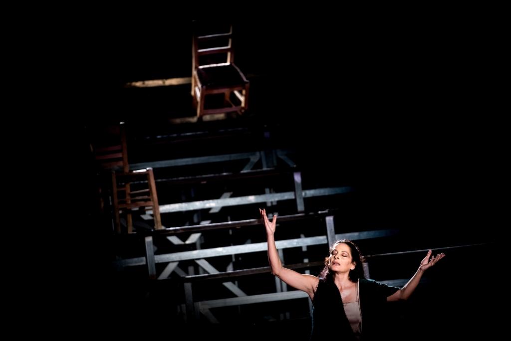 Η Νάνα Παπαδάκη και το «Κάτω απ’τον ίσκιο του βουνού» στις Βρυξέλλες