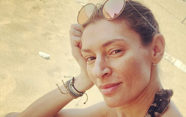 Η Ζέτα Δούκα απολαμβάνει τα τελευταία μπάνια του καλοκαιριού μαζί με την κόρη της