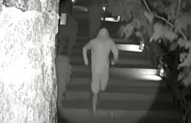 Καρέ-καρέ η στιγμή που συμμορία «χτυπά» βίλα στη Μύκονο – Οι προκλητικές κινήσεις τους