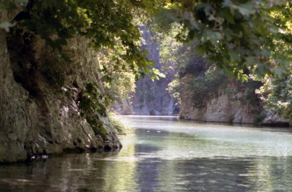 Μαύρισαν με συνθήματα και τα βράχια του Αχέροντα! (εικόνες)