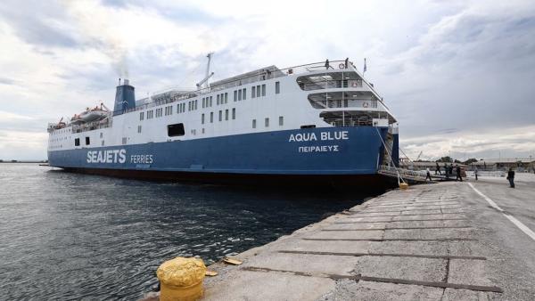 Χτύπησε στην προβλήτα και προσάραξε στα αβαθή το Aqua Blue στην Ανδρο