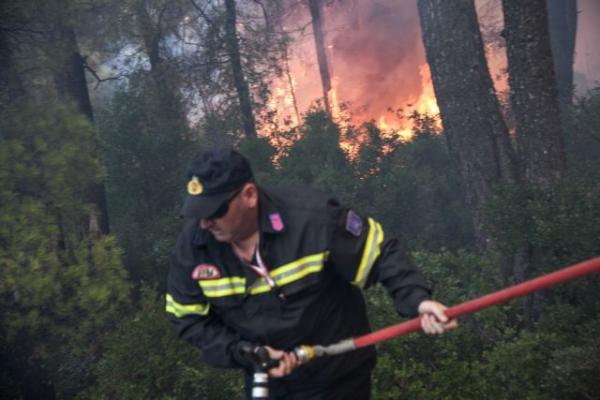 Ανεξέλεγκτη η φωτιά στη Θήβα: Κατευθύνεται στην παραλία Σαράντη