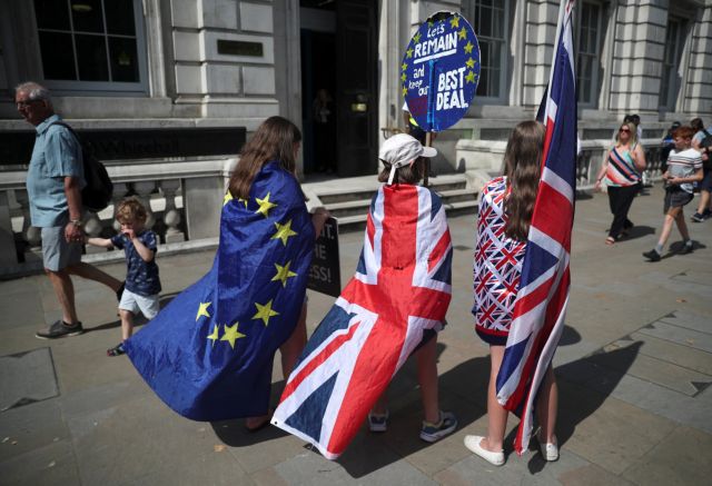 Brexit: Ένας στους δύο Βρετανούς θέλει νέο δημοψήφισμα για την τελική συμφωνία