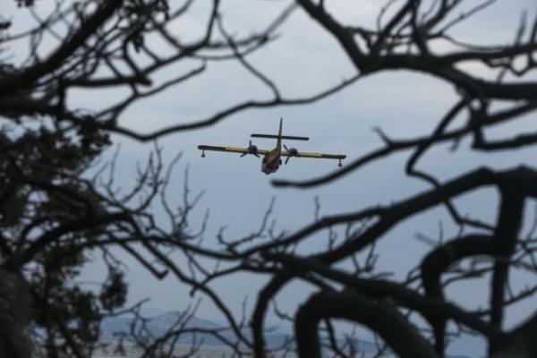 Έφθασαν δύο ιταλικά Canadair για να συνδράμουν στην πυρόσβεση