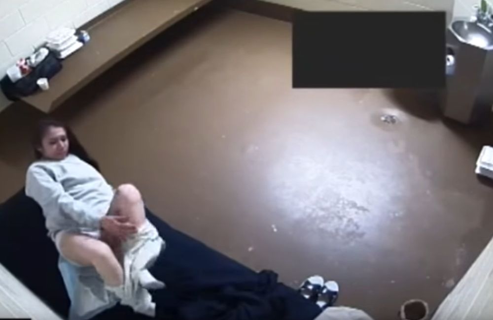 Βίντεο-σοκ : Την άφησαν να γεννήσει μόνη της στο κελί της φυλακής
