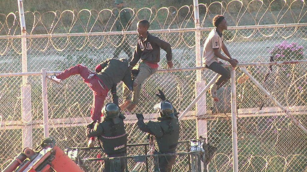 Ισπανία: Εισβολή αφρικανών μεταναστών στο θύλακα της Θέουτα, στο βόρειο Μαρόκο