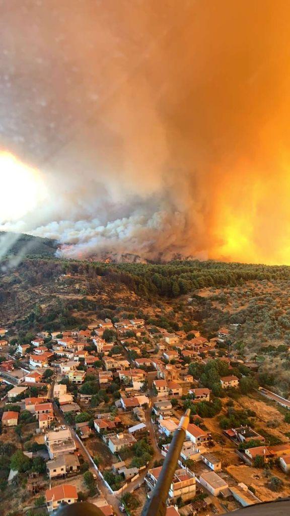Η πύρινη λαίλαπα στην Εύβοια από ψηλά: Η φωτογραφία από το πιλοτήριο των Chinook