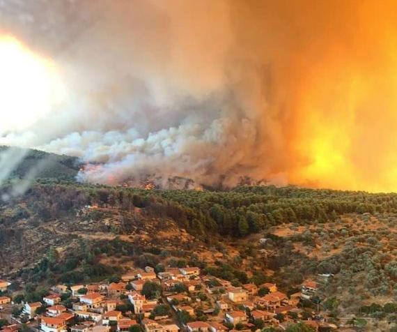 Η πύρινη λαίλαπα στην Εύβοια από ψηλά: Η φωτογραφία από το πιλοτήριο των Chinook