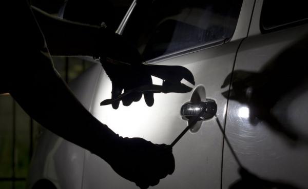Λάρισα: Μέσα διασκέδαζαν και έξω οι κλέφτες «άνοιγαν» αυτοκίνητα