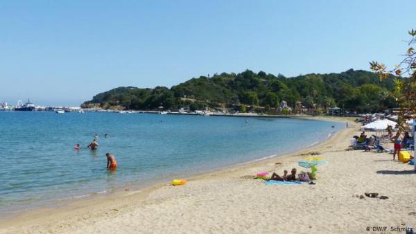 Γέμισε η Χαλκιδική με τουρίστες από τη Βόρεια Μακεδονία – Τι λένε οι κάτοικοι