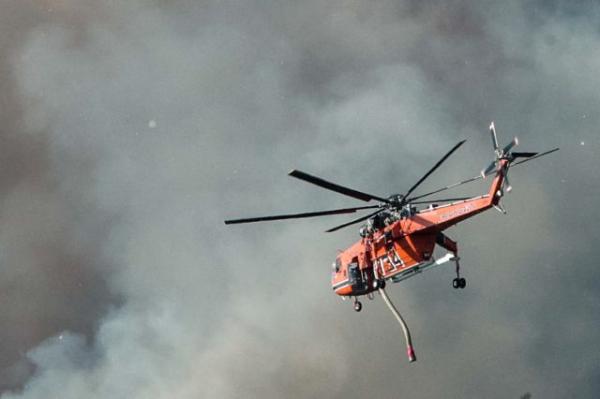 Ξεκίνησαν οι εναέριες ρίψεις στον οικισμό Πλατάνα – Πόσα μέσα επιχειρούν