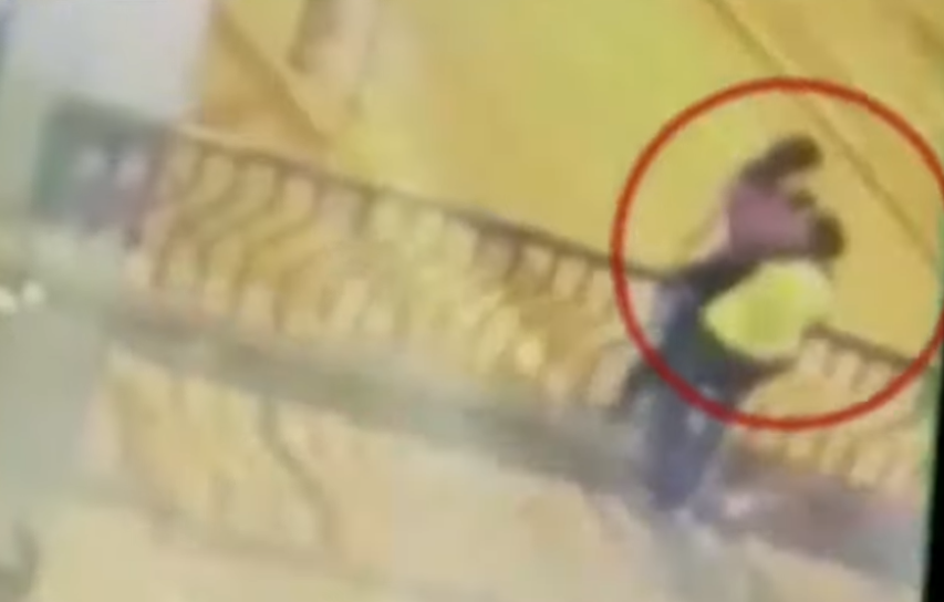Βίντεο-σοκ: Ζευγάρι φιλιόταν σε γέφυρα και έπεσε από ύψος 15 μέτρων