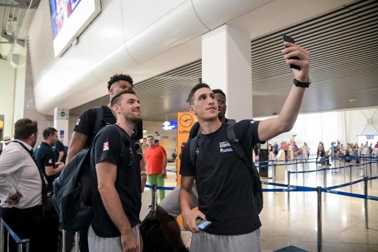 H selfie με τους… μάγκες από την αναχώρηση της Εθνικής