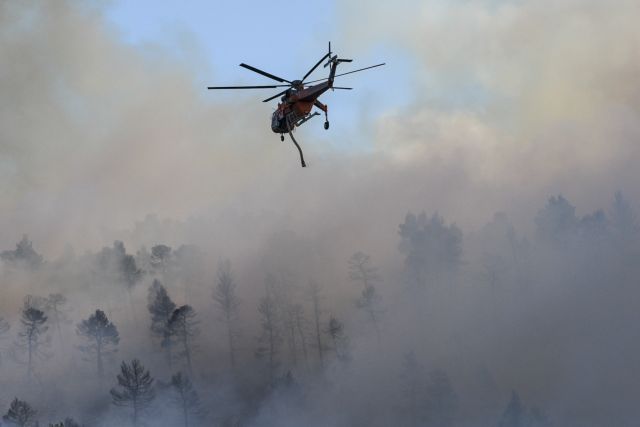 Δύσκολες μάχες με τις φλόγες: Πυκνοί καπνοί στην Εύβοια εμποδίζουν τα αεροσκάφη – Μέτωπα και σε Θάσο, Θήβα, Ιωάννινα 