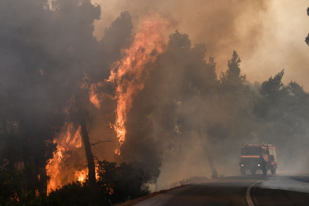 Πύρινη κόλαση στην Εύβοια: H φωτιά περικύκλωσε τον οικισμό Μακρυμάλλη - Εκκενώνονται τρία χωριά