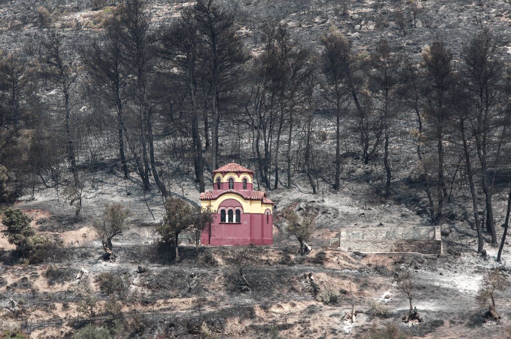 Εύβοια: Μάχη με τις φλόγες στη χαράδρα – Μεγάλη κινητοποίηση εναέριων μέσων πριν πέσει η νύχτα