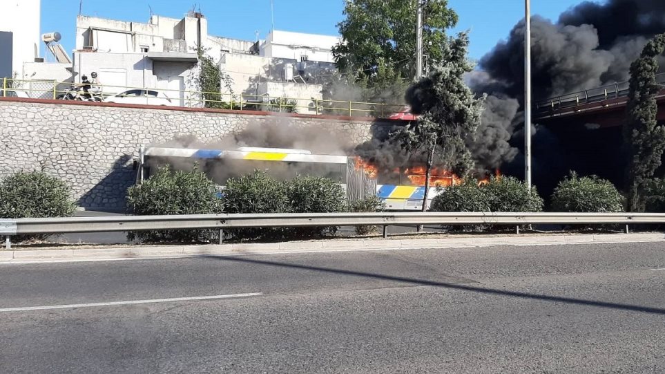 Κυκλοφοριακό κομφούζιο στην Αθηνών - Λαμίας εξαιτίας λεωφορείου που τυλίχτηκε στις φλόγες