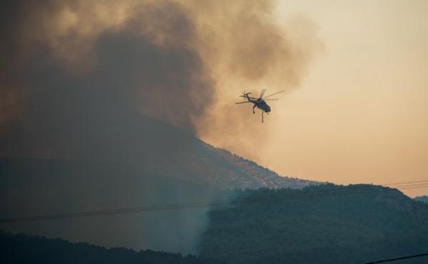 Φωτιά στη Σάμο : Ανεξέλεγκτο το μέτωπο στο Μεσόκαμπο – Εκκενώθηκαν πέντε ξενοδοχεία