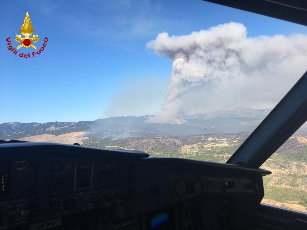 Εύβοια: Βίντεο που «κόβει την ανάσα» από το εσωτερικό ιταλικού καναντέρ