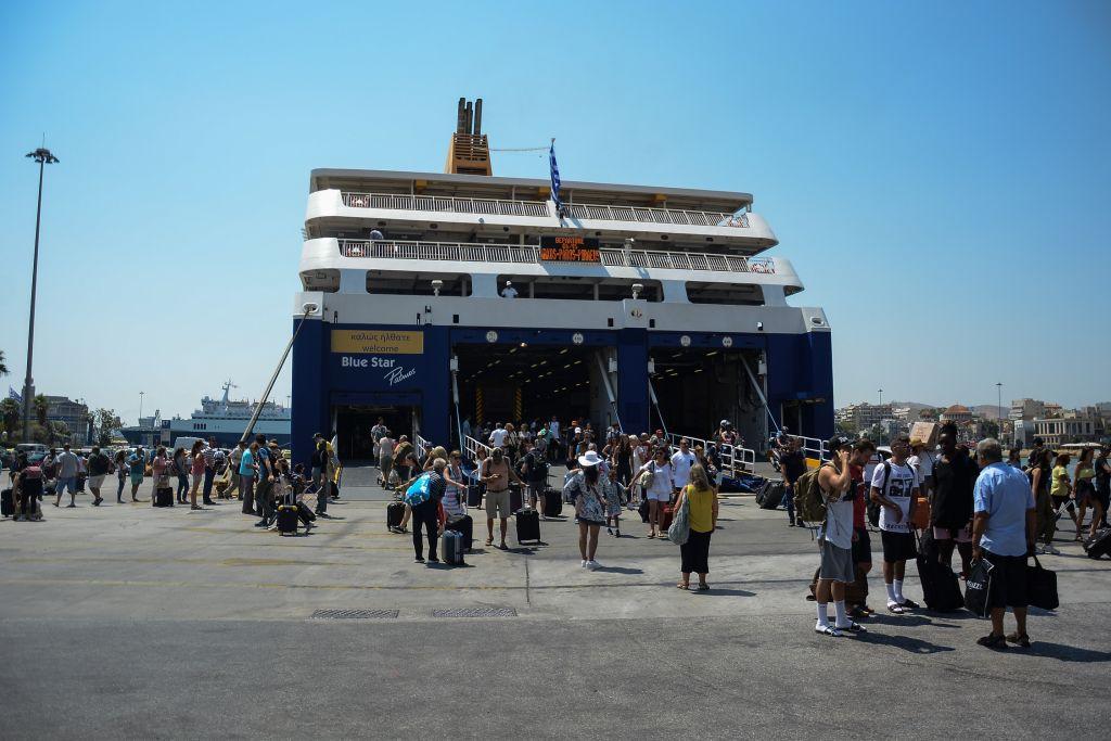 Αυξημένη κίνηση στο λιμάνι του Πειραιά – Μαζική έξοδος των εκδρομέων