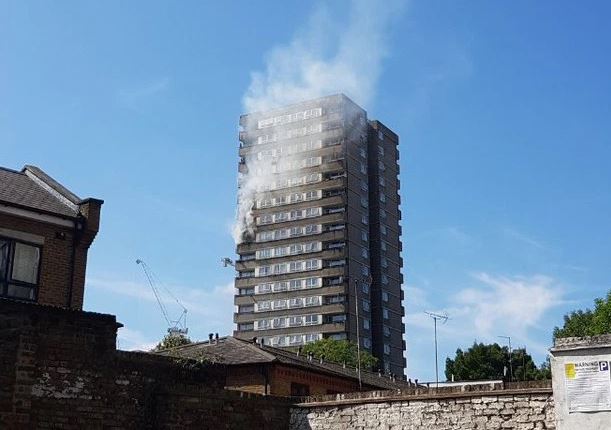 Λονδίνο: Φωτιά απέναντι από τον Πύργο Γκρένφελ - Ξυπνούν ανατριχιαστικές μνήμες