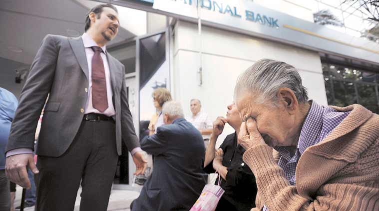 Capital controls: Πώς μπήκε η Ελλάδα στον οικονομικό «γύψο» το 2015