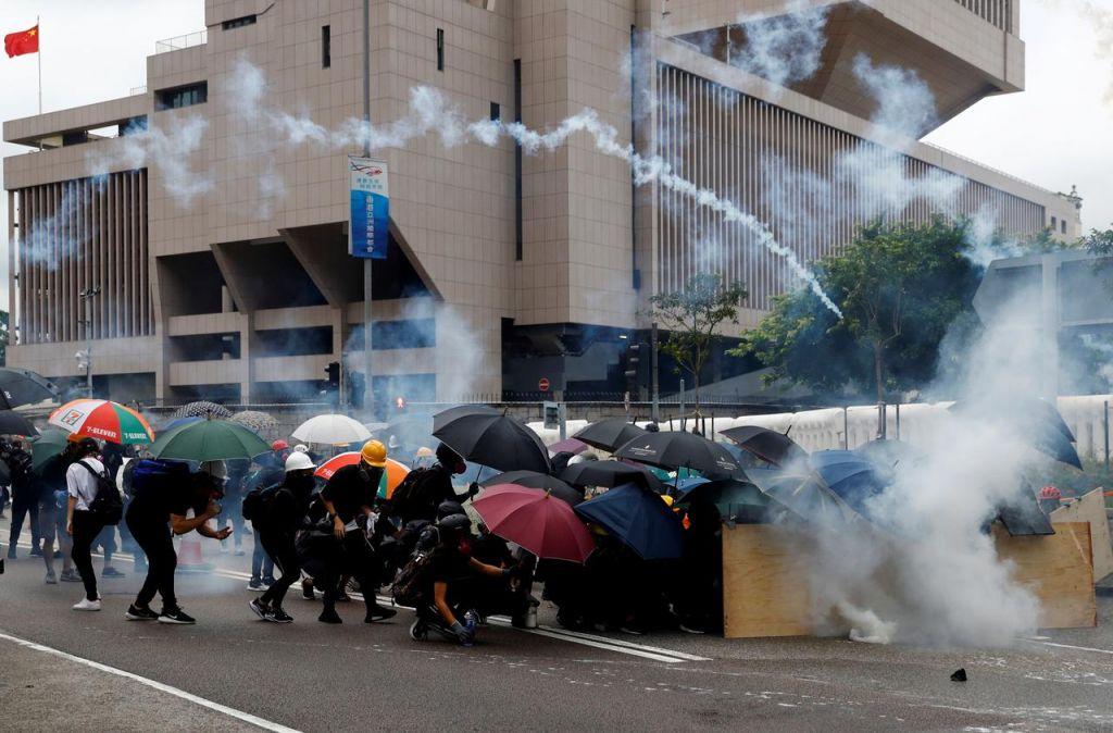Χονγκ Κονγκ: Συγκρούσεις αστυνομίας – διαδηλωτών στο περιθώριο απαγορευμένης κινητοποίησης