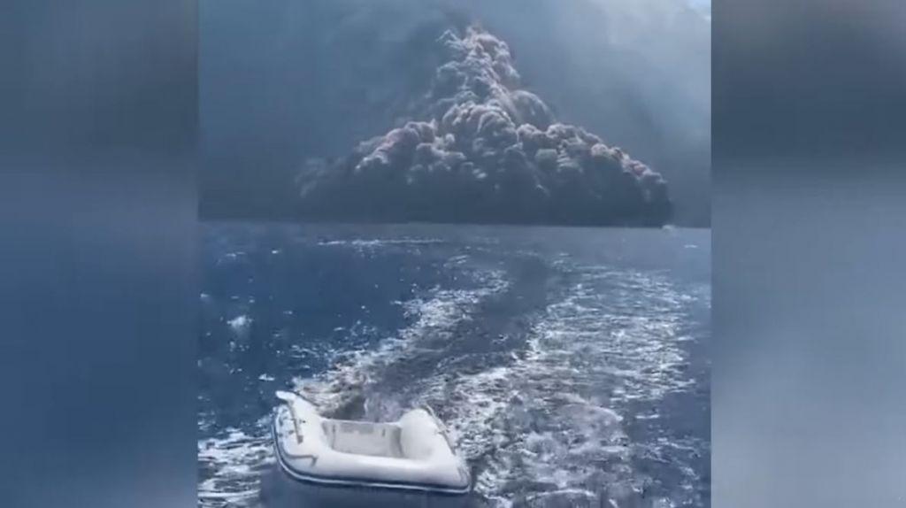 Συγκλονιστικό βίντεο από το ηφαίστειο Στρόμπολι: Σκάφος προσπαθεί να φύγει τη στιγμή της έκρηξης