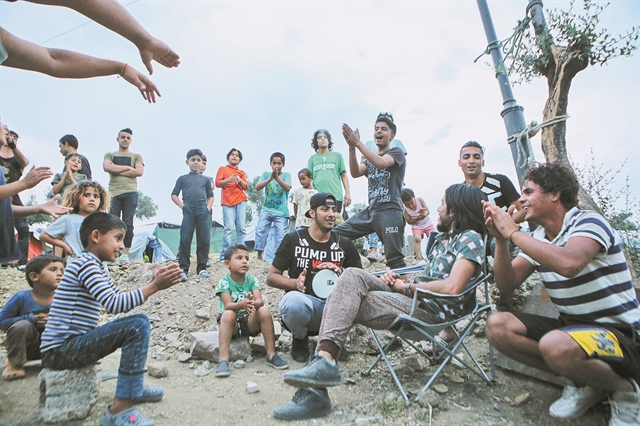 9.000 πρόσφυγες στοιβάζονται σε έναν χώρο για 3.500