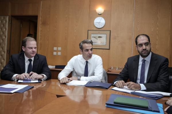 Μητσοτάκης στο υπ. Μεταφορών: Πιο συχνά δρομολόγια στο Μετρό – Κίνητρα για αγορά κράνους