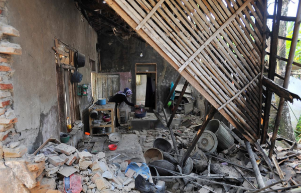 Ινδονησία: Πέντε νεκροί και πολλοί τραυματίες εξαιτίας του ισχυρού σεισμού